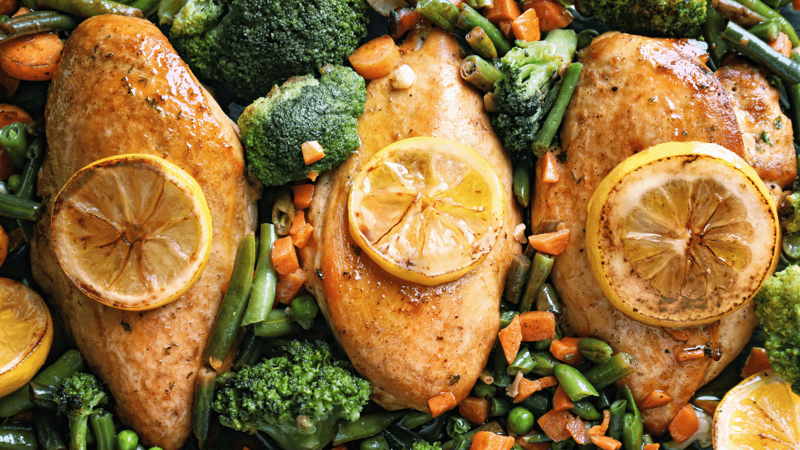 Poulet au citron et aux herbes avec légumes rôtis